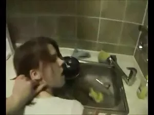 او موافقت می کند به  ...